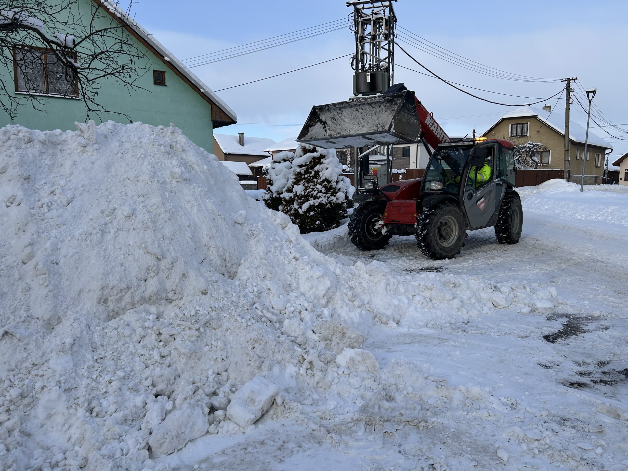 Odpratávanie snehu manipulátorom Manitou na Orave